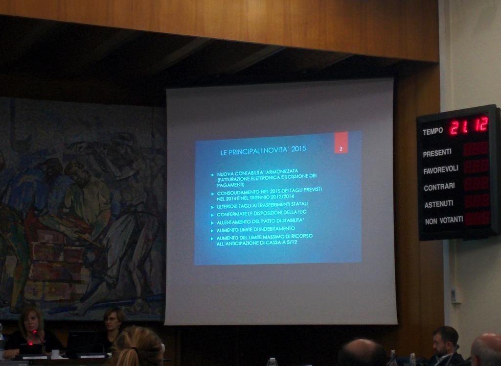 Assessore Locatelli proietta il bilancio, finalmente delle slide decenti #opendalmine http://t.co/ps5cPcPxm0
